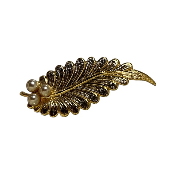 Jewelry - Vintage gold leaf brooch
